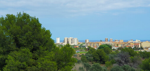 Obraz premium Scenic Coastal City View with Greenery