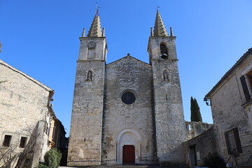 Fototapeta premium Eglise abbatiale Notre-Dame et Saint-Michel, vue de l'extérieur, village de Goudargues, département du Gard, France