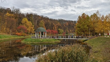 Fototapeta premium autumn, lake, water, river, house, landscape, nature, reflection, park, pond, building, rural, architecture, forest, travel