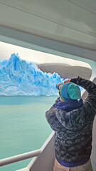 Hombre fotografiando glaciar en lago argentino, calafate, patagonia, argentina
