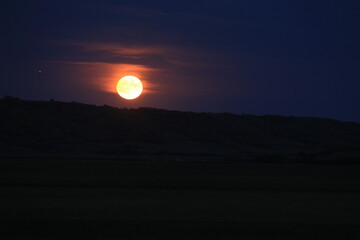 Fototapeta premium Moon rise in Qu'Appelle Valley