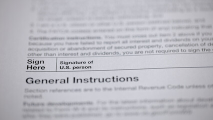 Obraz premium Close-up of a document with instructions and a signature line for a U.S. person, emphasizing legal requirements and personal responsibility.