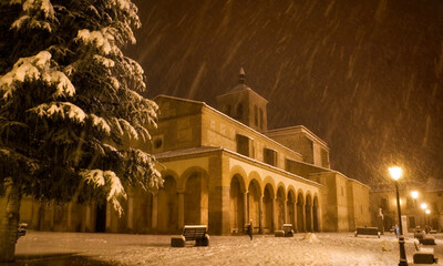 iglesia con nieve