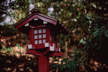 Fototapeta premium 和の風情漂う神社の灯籠 – 祈りの場の静寂と美しさ 