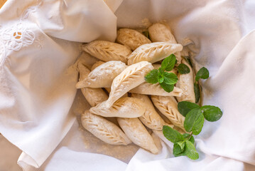 Culurgiones freschi, tradizionale pasta sarda ripiena di patate, pecorino e menta, cibo italiano 