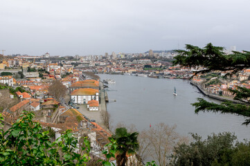Vista panorámica de O Porto Portugal con el río y la ciudad en día nublado de invierno 