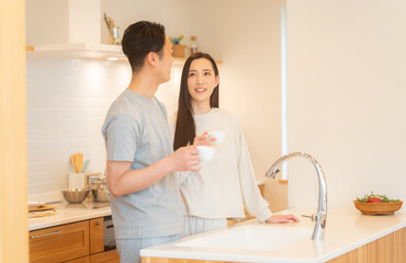 穏やかな休日を過ごす夫婦