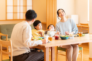 四人家族の食卓