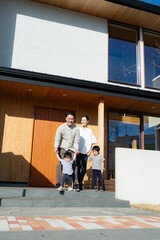 お出かけする四人家族