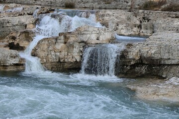 Obraz premium Cascades du Sautadet sur la rivière Cèze, ville de La-Roque-sur-Cèze, département du Gard, France