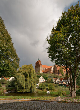 Gewitterwolken &uuml;ber dem Dom "St. Marien" mit vorgelagerter Kapelle "St. Norbert" in Havelberg, vom Stadtgraben aus gesehen