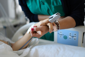 Obraz premium icu nurse holding patient`s hand