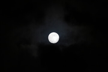 lune dans la nuit paysage