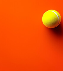 Tennisball auf einem bunten Platz unter einem faszinierenden Sonnenuntergang

