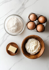 Zutaten für Kuchen auf Marmortisch

