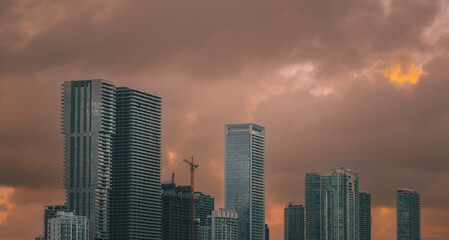 Fototapeta premium time lapse of clouds over city skyline miami 