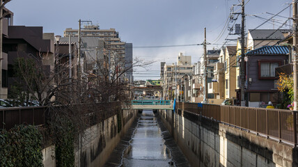 河川を渡る電車