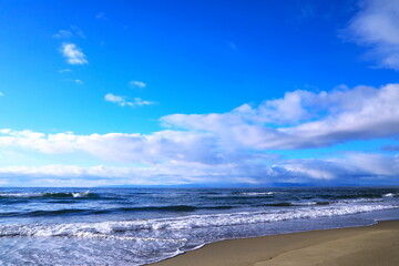 海岸に白波打ち寄せる美しい冬の日本海