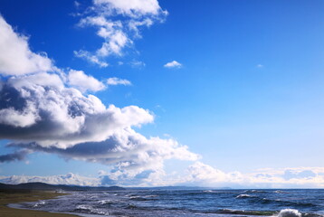 青空と大きな雲と冬の日本海