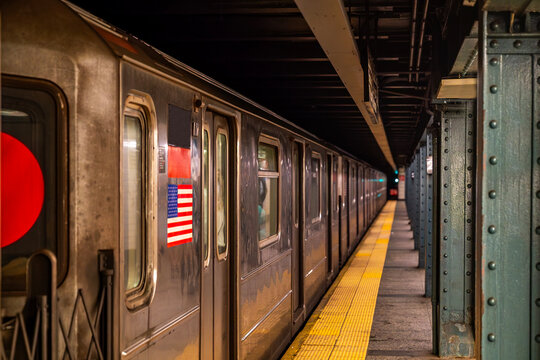 Crowd of people in a NYC subway station waiting for the train