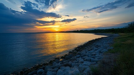 Obraz premium Serene Sunset Over Tranquil Waters with Vibrant Cloud Formation