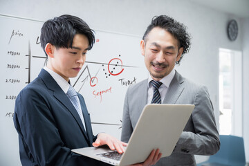 打ち合わせをするビジネスマン...
