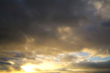 Obraz premium 夕日に染まり始めた壮大な夕焼け雲