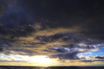 嵐を呼ぶような暗雲が染まり始める夕暮れ