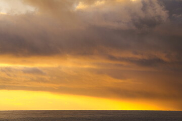 美しい夕焼け雲に染まる海