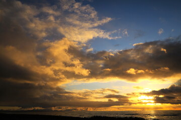 雄大な夕焼け雲と日本海に沈む夕日