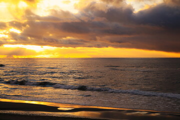 Naklejka premium 美しい夕日沈む海岸線