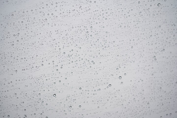 textura de gotas diminutas esparcidas en vidrio transparente con fondo gris