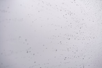 cristal con textura de gotas de agua y fondo gris claro