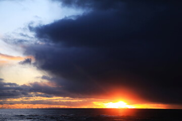 冬の日本海に沈む美しい夕日