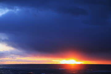 冬の日本海に沈む夕日