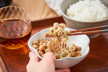 小鉢によそった納豆 - 発酵食品の食卓イメージ