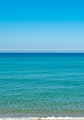 Obraz premium Calm Turquoise Ocean Meets Blue Sky on Sunny Summer Day