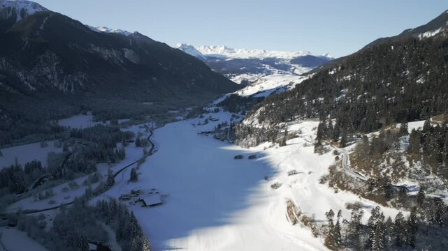 Das verschneite Albulatal im Winter.