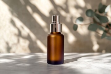 Naklejka premium Elegant Brown Glass Spray Bottle - Modern Cosmetic Packaging