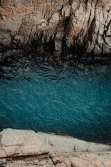 Fondo acantilado con mar azul  |  Cliff background with blue sea  
