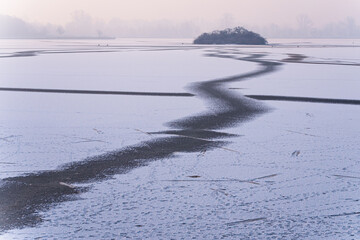 Goczałkowice Zdrój, zamarznięty staw Maciek, widok na ptasią wyspę. © Elżbieta Kaps