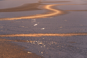 Zamarznięta woda na stawie, tło natury. © Elżbieta Kaps