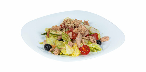 A salad with tuna, tomatoes, olives, and lettuce on a plate