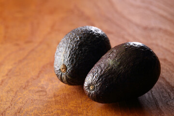 ２個のアボカド　木目バック