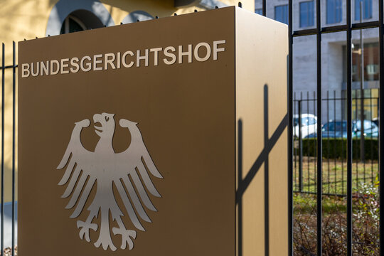Schild des Bundesgerichtshofs (BGH) in Deutschland. Der Bundesgerichtshof ist das h&ouml;chste deutsche Gericht in Zivil- und Strafsachen.