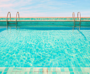 Obraz premium Experience the beauty of crystal-clear waters in this serene poolside oasis.