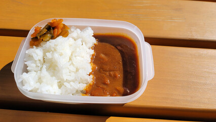 遠足で食べるカレーライス弁当・カレーライスランチ／Curry rice lunch for school excursions／소풍으로 먹는 카레 라이스 도시락 · 카레 라이스 점심