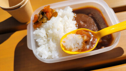 遠足で食べるカレーライス弁当・カレーライスランチ／Curry rice lunch for school excursions／소풍으로 먹는 카레 라이스 도시락 · 카레 라이스 점심