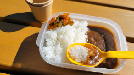 遠足で食べるカレーライス弁当・カレーライスランチ／Curry rice lunch for school excursions／소풍으로 먹는 카레 라이스 도시락 · 카레 라이스 점심