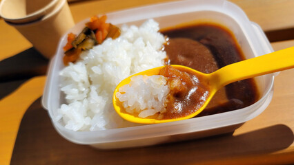 遠足で食べるカレーライス弁当・カレーライスランチ／Curry rice lunch for school excursions／소풍으로 먹는 카레 라이스 도시락 · 카레 라이스 점심